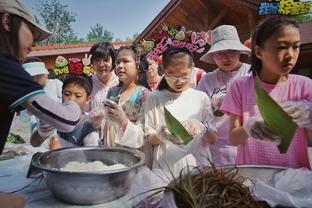 近距离接触！球迷实拍C罗在行李区等行李